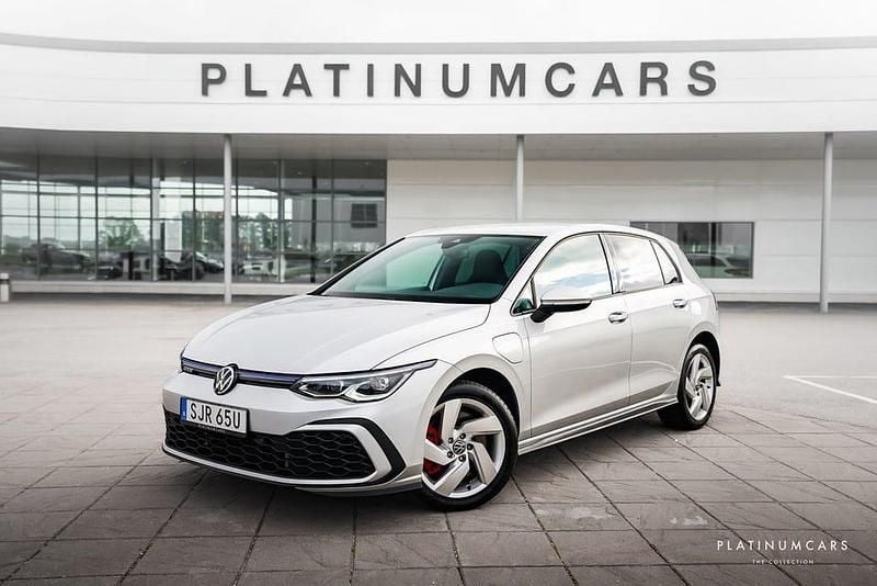 Reflex silver Begagnad 2021 VW Golf VIII GTE Halvkombi | 289 000 kr (Marknadspris) - Bild 1/4
