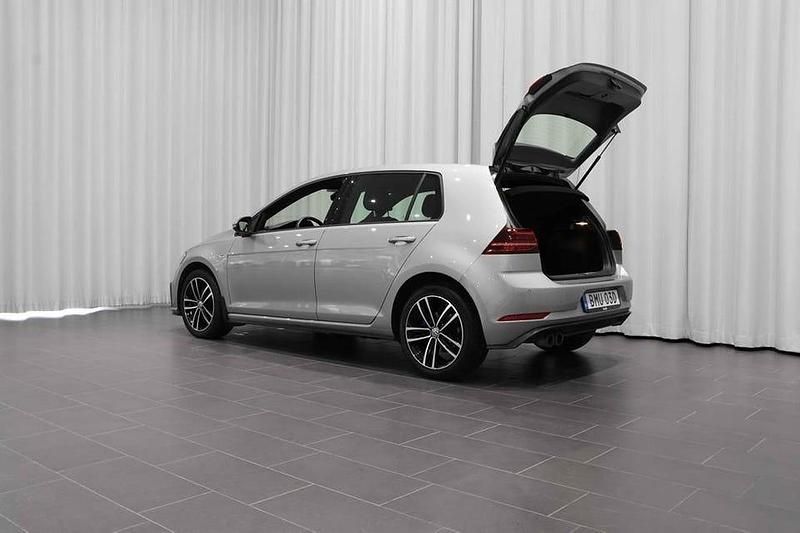 Begagnad VW Golf VII GTE 150 HK (110 kW) 2020 Silver Kombi
