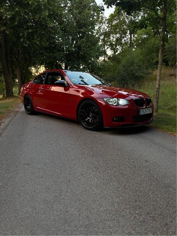 Röd Begagnad 2008 BMW 335 Comfort Edition Sportkupé | 240 000 kr - Bild 1/4