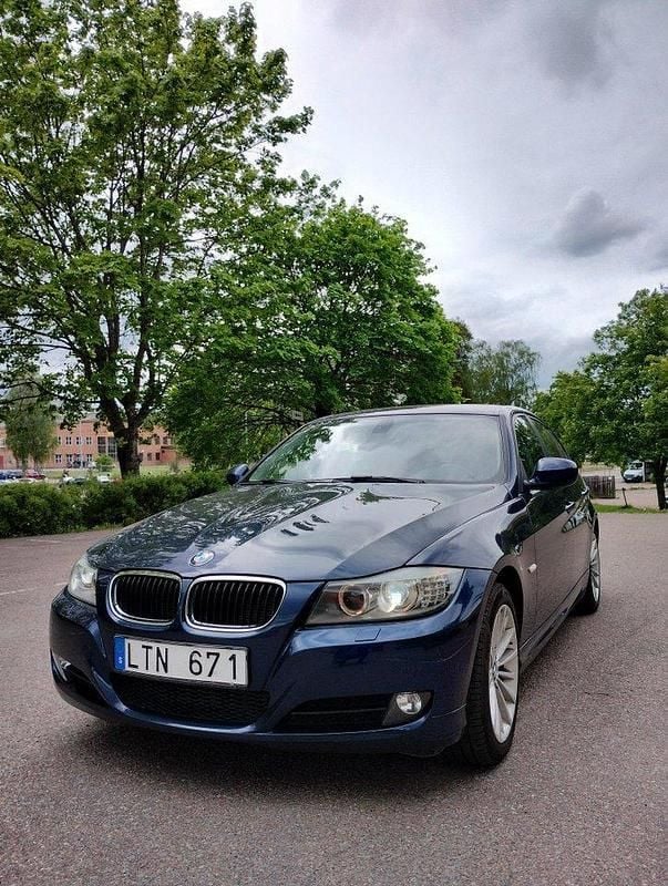 Blå Begagnad 2011 BMW 318 Sedan | 85 000 kr (Marknadspris) - Bild 1/4
