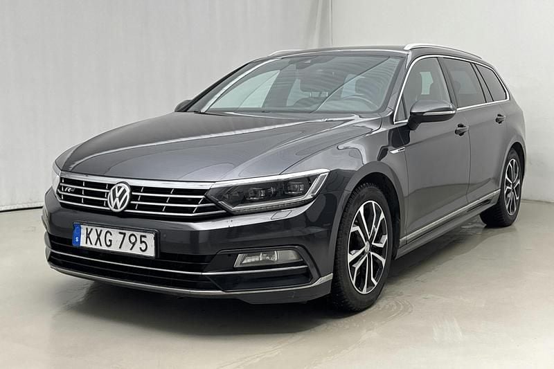 Mörkgrå Begagnad 2018 VW Passat | 197 000 kr (Bra pris) - Bild 1/4