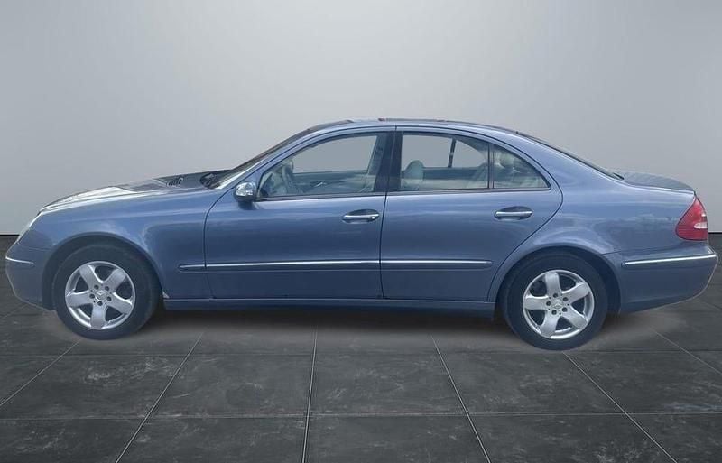 Begagnad Mercedes E240 177 HK (130 kW) 2003 Ljusblå (blå) Sedan