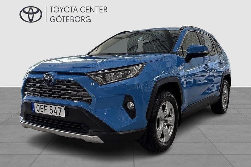 Blå Begagnad 2020 Toyota RAV4 Hybrid Active SUV | 304 900 kr (Marknadspris) - Bild 1/2