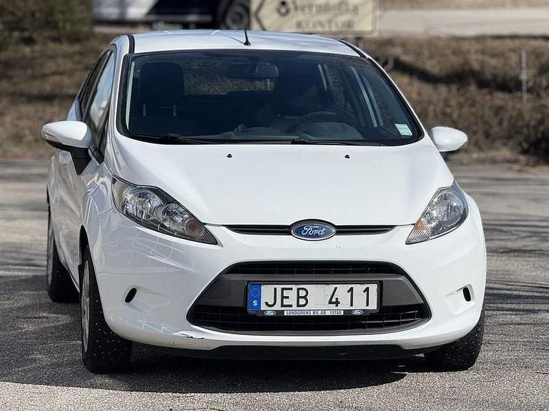 Vit Begagnad 2008 Ford Fiesta Trend Halvkombi | 39 900 kr (Marknadspris) - Bild 1/4