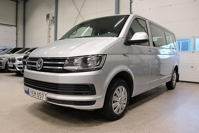Silver Begagnad 2016 VW Caravelle Minibuss | 349 800 kr (Marknadspris) - Bild 1/4