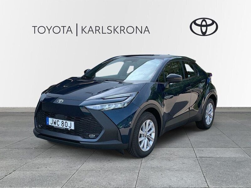 Blå Ny 2025 Toyota C-HR Active SUV | 439 500 kr (Marknadspris) - Bild 1/4