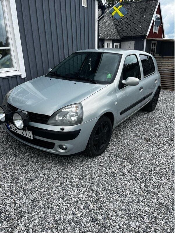 Grå Begagnad 2004 Renault Clio II Halvkombi | 18 500 kr (Marknadspris) - Bild 1/4