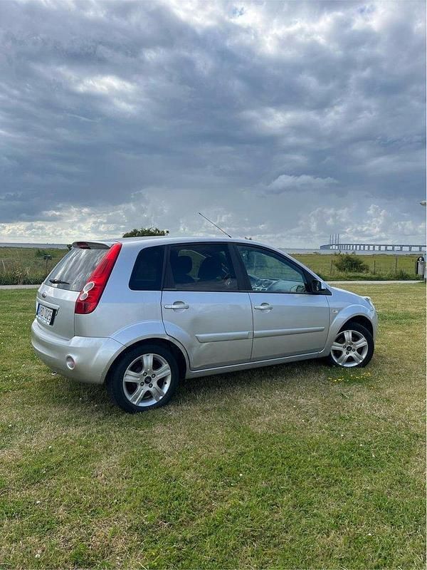 Grå Begagnad 2008 Ford Fiesta Halvkombi | 16 000 kr (Bra pris) - Bild 1/4