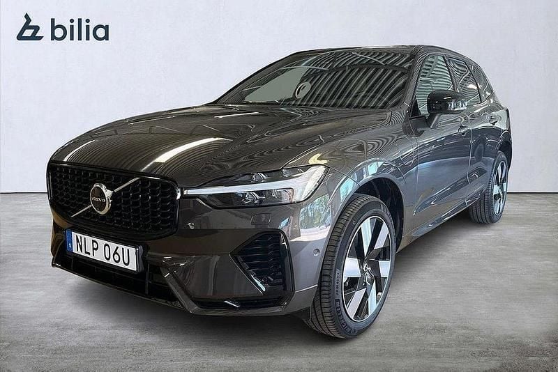 Grå Ny 2025 Volvo XC60 Plus SUV | 599 000 kr (Marknadspris) - Bild 1/3