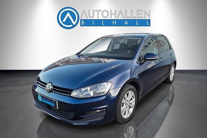Mörkblå (blå) Begagnad 2015 VW Golf VII Halvkombi | 134 000 kr - Bild 1/4