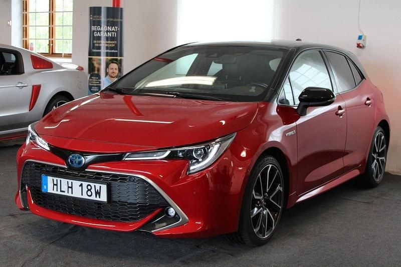 Röd Begagnad 2019 Toyota Corolla Hybrid Executive Halvkombi | 209 900 kr (Bra pris) - Bild 1/4