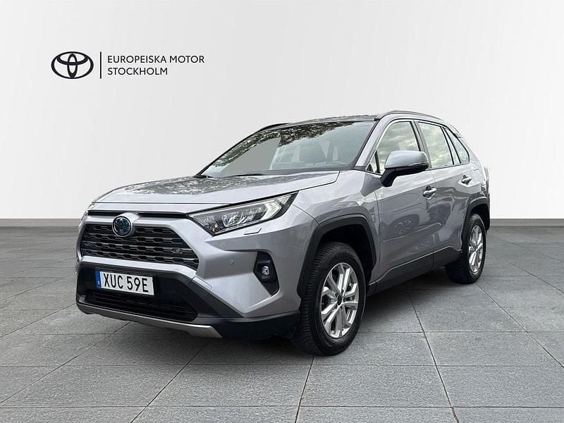 Silver Begagnad 2024 Toyota RAV4 Hybrid Active SUV | 409 900 kr (Marknadspris) - Bild 1/4