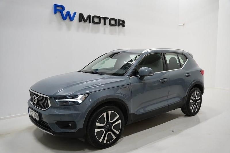 Grå Begagnad 2021 Volvo XC40 Inscription SUV | 339 800 kr (Marknadspris) - Bild 1/4