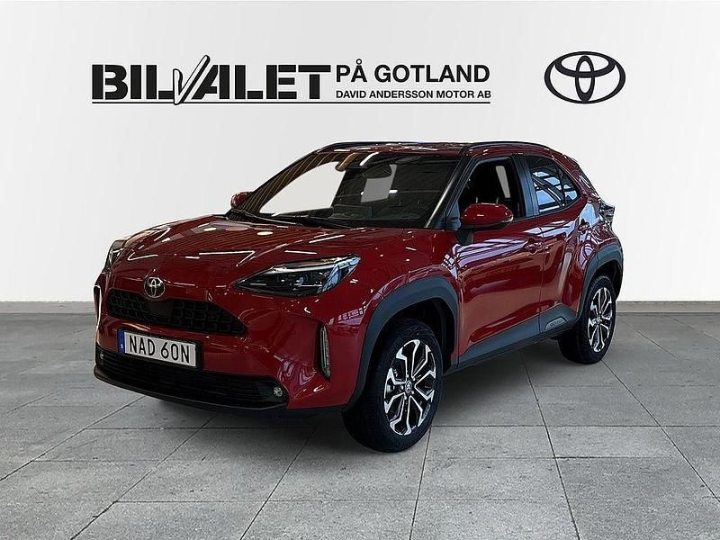 Röd Ny 2025 Toyota Yaris Cross SUV | 346 800 kr (Marknadspris) - Bild 1/4