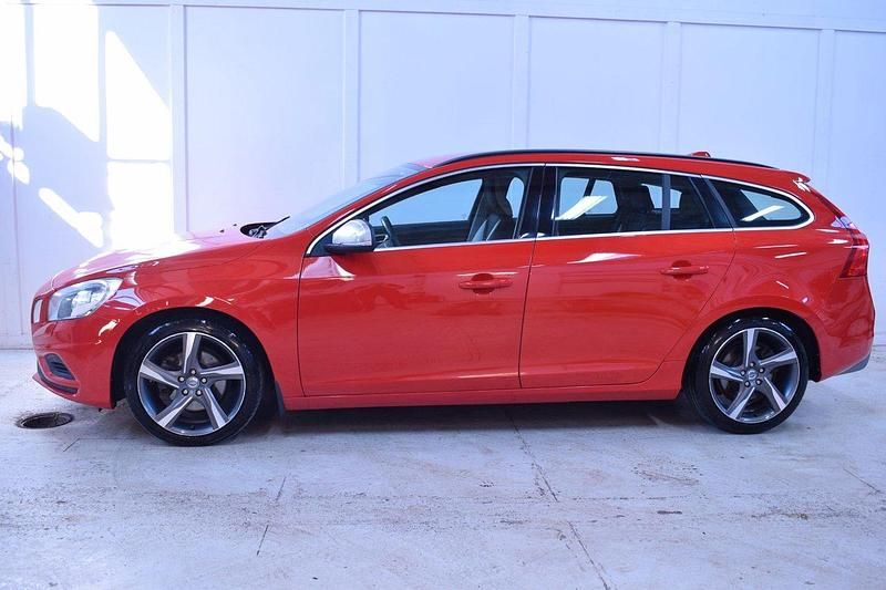 Röd Begagnad 2011 Volvo V60 R-Design Kombi | 104 900 kr (Lite dyr) - Bild 1/4