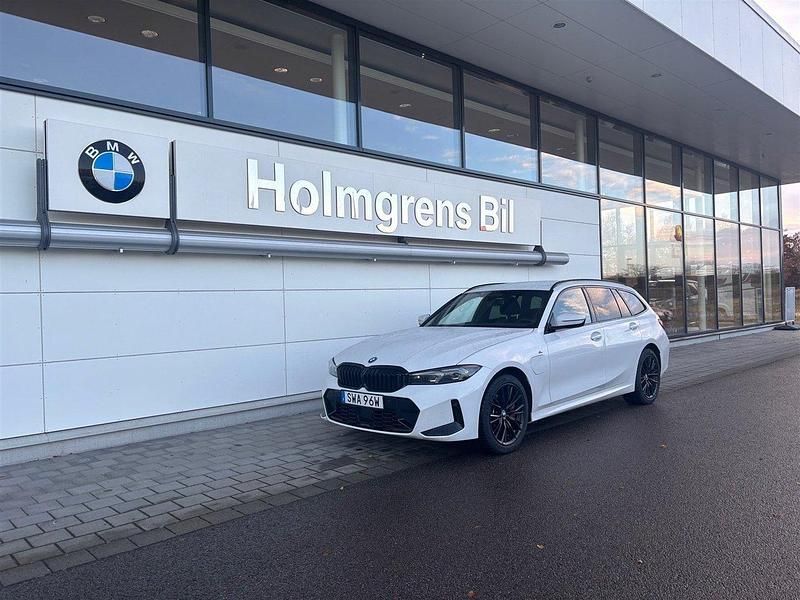 Vit Begagnad 2024 BMW 330e Comfort Edition Kombi | 589 800 kr (Dyr) - Bild 1/4
