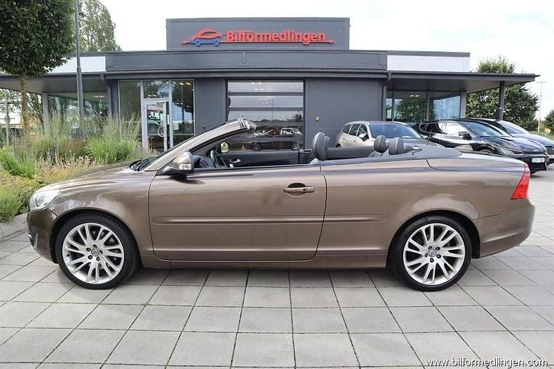 Brun samma som bilen Begagnad 2013 Volvo C70 Cab | 134 900 kr (Marknadspris) - Bild 1/4