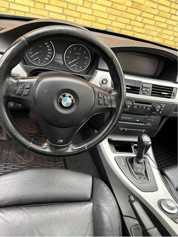 Grå Begagnad 2005 BMW 330 Sedan | 70 000 kr (Bra pris) - Bild 1/4