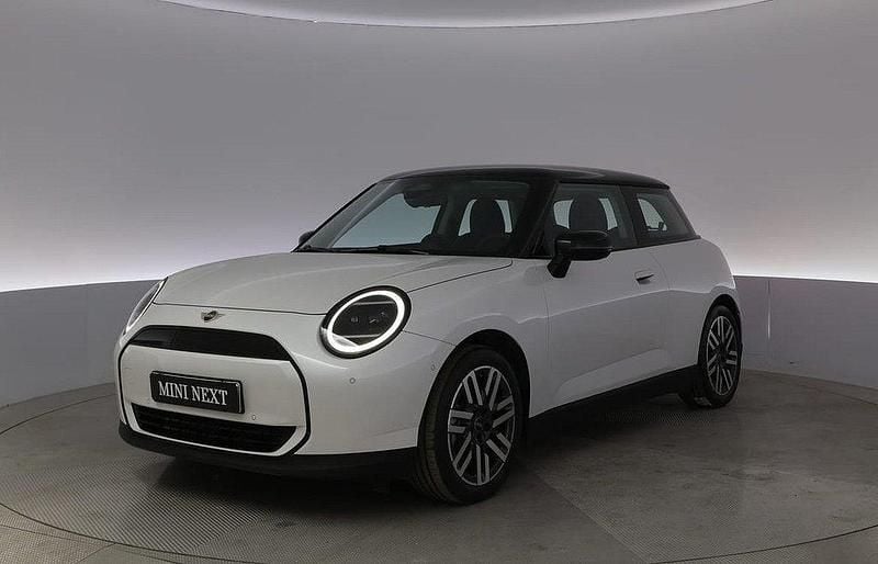 Vit Begagnad 2024 Mini Cooper Classic Halvkombi | 339 900 kr - Bild 1/4