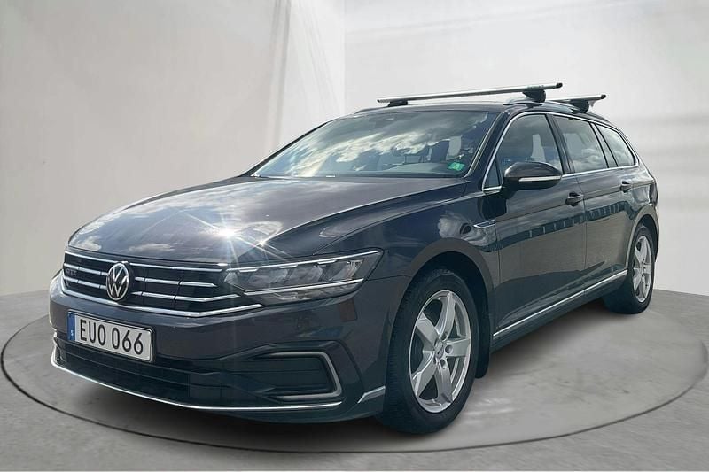 Mörkgrå Begagnad 2021 VW Passat | 226 000 kr - Bild 1/4