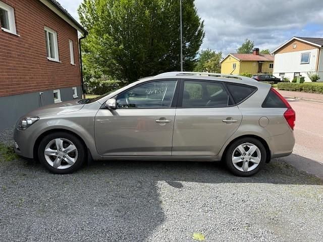 Silver Begagnad 2012 Kia Ceed Sportswagon Kombi | 65 000 kr (Bra pris) - Bild 1/4