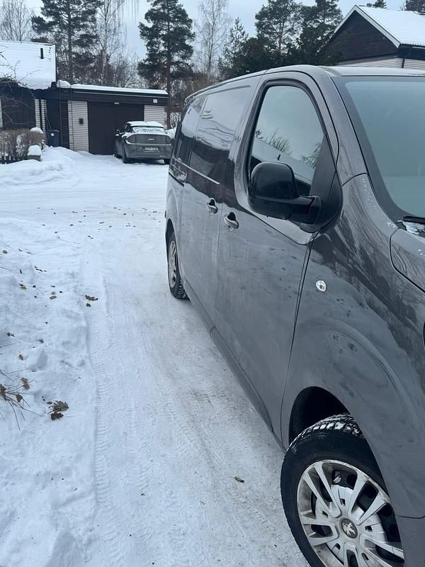 Begagnad Peugeot e-Expert 100 kW (136 HK) 2022 Grå metallic Van