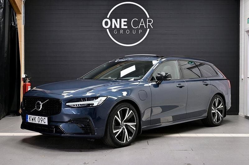 Mörkblå Begagnad 2023 Volvo V90 Ultimate Kombi | 498 900 kr (Bra pris) - Bild 1/4