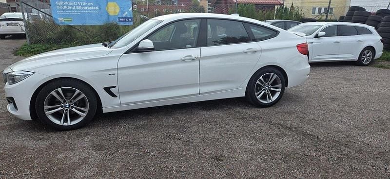Vit Begagnad 2014 BMW 318 Gran Turismo Sport Line Halvkombi | 109 000 kr (Bra pris) - Bild 1/4