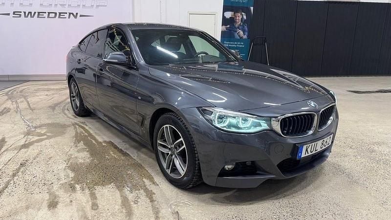 Grå Begagnad 2018 BMW 320 Gran Turismo M Sport Kombi | 198 900 kr (Bra pris) - Bild 1/4