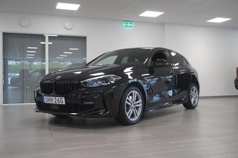 Okänd Begagnad 2023 BMW 118 M Sport Halvkombi | 299 900 kr (Lite dyr) - Bild 1/4