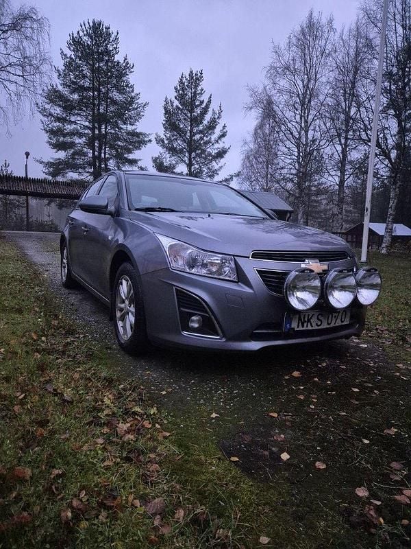 Grå Begagnad 2013 Chevrolet Cruze Halvkombi | 45 000 kr (Marknadspris) - Bild 1/4