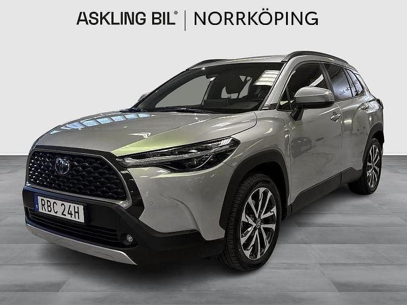 Silver Begagnad 2024 Toyota Corolla Cross Style SUV | 379 000 kr (Marknadspris) - Bild 1/4