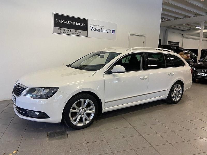 Vit Begagnad 2013 Skoda Superb Elegance Kombi | 119 900 kr (Lite dyr) - Bild 1/4