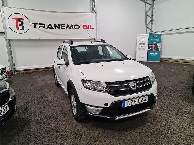 Vit Begagnad 2016 Dacia Sandero Stepway Halvkombi | 84 900 kr (Lite dyr) - Bild 1/4