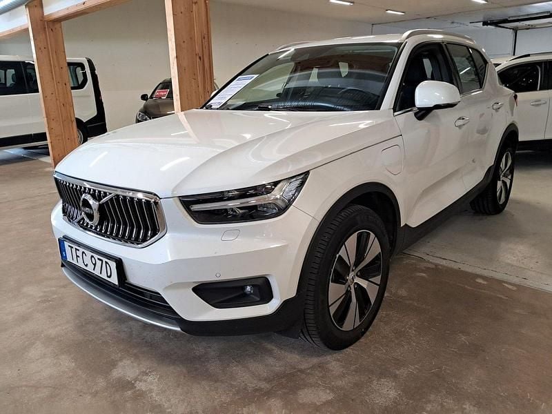 Vit (vitmet) Begagnad 2021 Volvo XC40 Inscription SUV | 365 000 kr (Marknadspris) - Bild 1/1