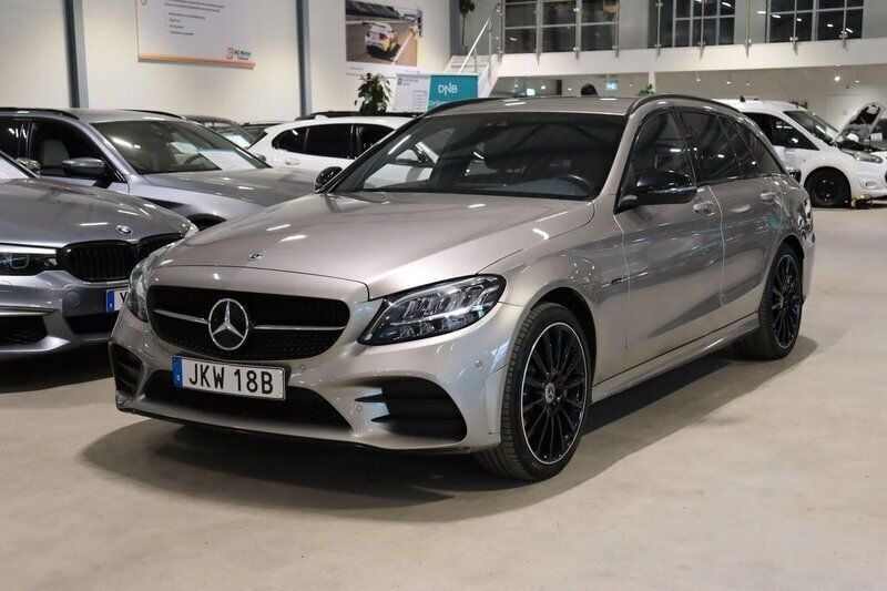 Silver Begagnad 2020 Mercedes C300e AMG Kombi | 289 900 kr (Lite dyr) - Bild 1/4