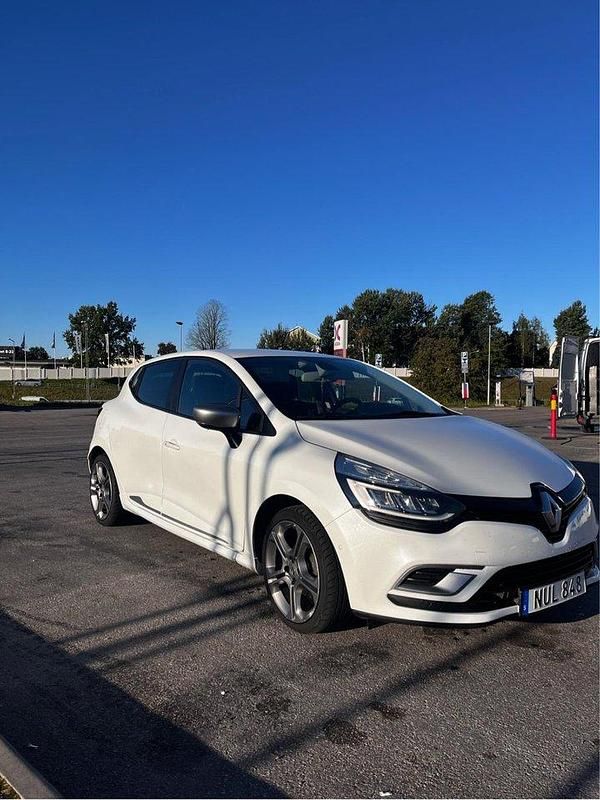 Vit Begagnad 2017 Renault Clio IV GT-Line Halvkombi | 120 000 kr (Marknadspris) - Bild 1/4