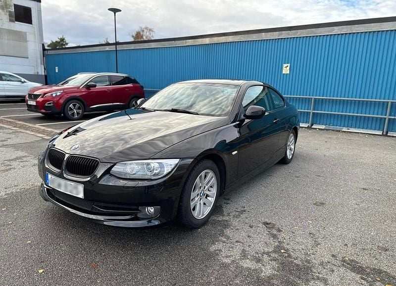 Begagnad 2011 BMW 320 Sportkupé | 99 000 kr (Marknadspris) - Bild 1/4
