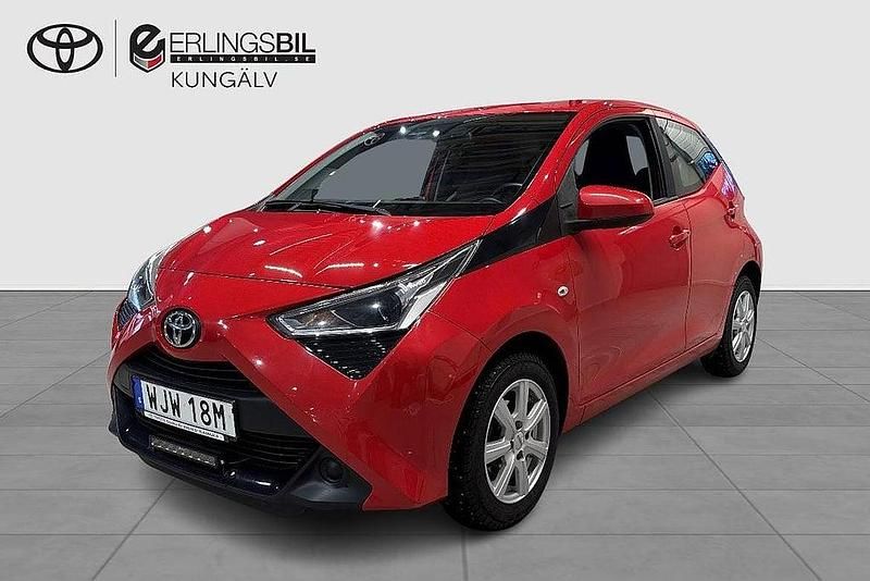 Begagnad Toyota Aygo X-play 72 HK (52 kW) 2018 Röd Halvkombi
