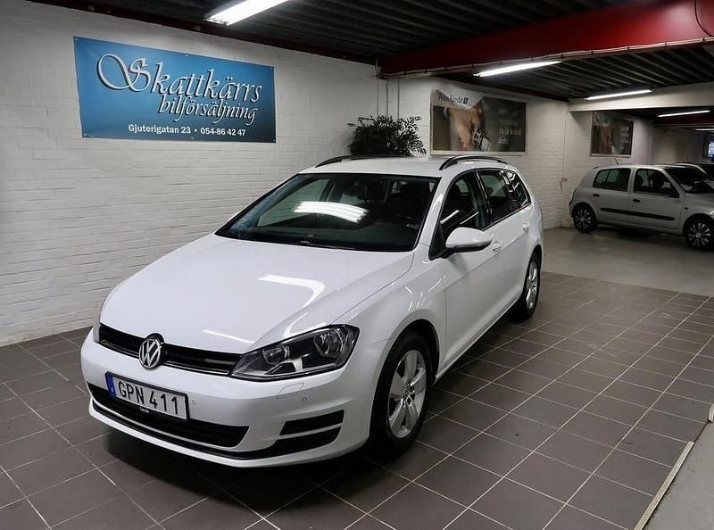 Vit Begagnad 2015 VW Golf VII Kombi | 115 000 kr (Marknadspris) - Bild 1/4
