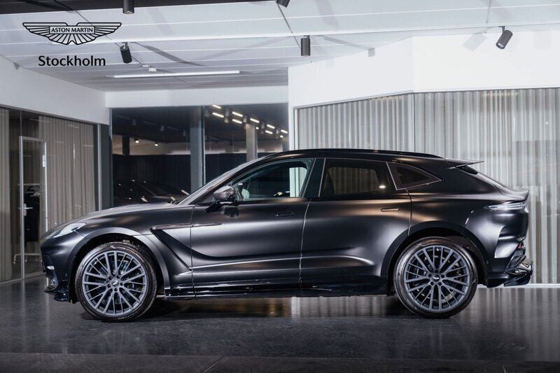 Begagnad Aston Martin DBX 707 708 HK (520 kW) 2023 Svart (jet black satin) SUV