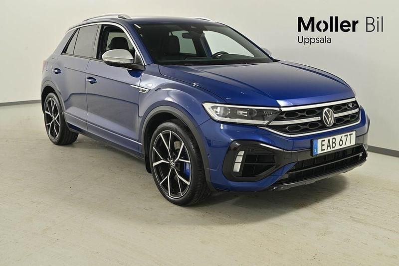 Mörkblå (blå) Begagnad 2022 VW T-Roc R SUV | 329 900 kr (Marknadspris) - Bild 1/4