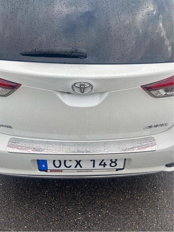 Vit Begagnad 2016 Toyota Auris Active Halvkombi | 110 000 kr (Bra pris) - Bild 1/4