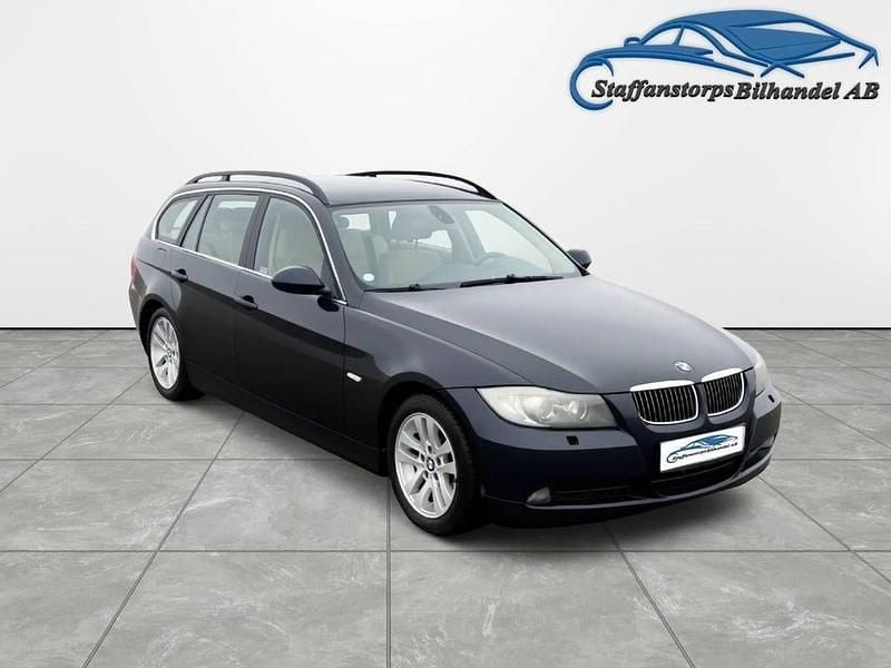 Begagnad BMW 325 Advantage 218 HK (160 kW) 2005 Blå Kombi