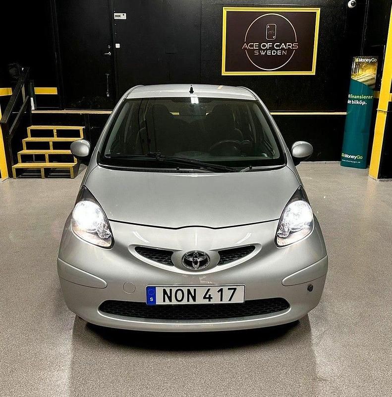 Begagnad Toyota Aygo 68 HK (50 kW) 2008 Silver Halvkombi
