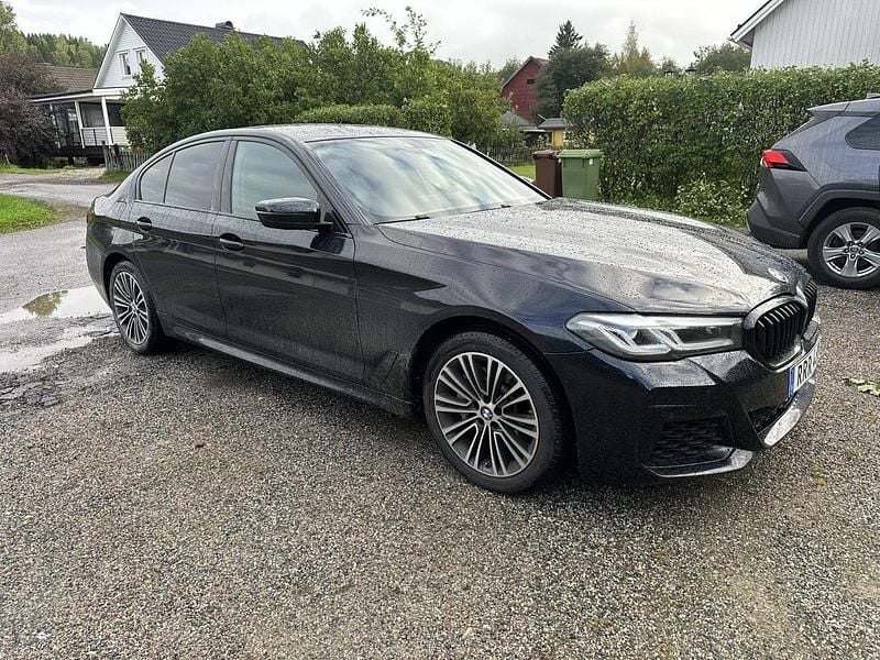 Svart Begagnad 2023 BMW 530e M Sport Sedan | 379 900 kr (Superpris) - Bild 1/4