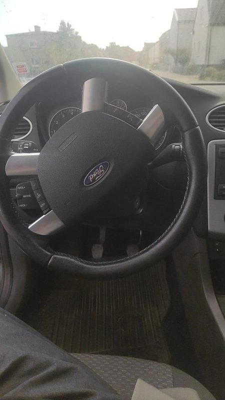 Grå Begagnad 2005 Ford Focus Kombi | 4 899 kr (Superpris) - Bild 1/4