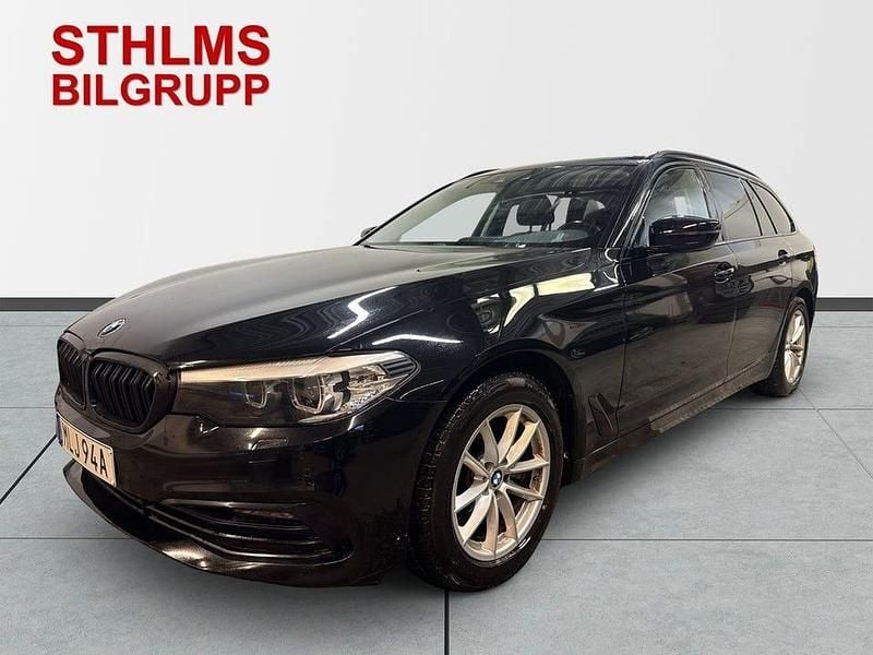 Svart Begagnad 2019 BMW 520 Sport Line Kombi | 254 900 kr (Marknadspris) - Bild 1/4