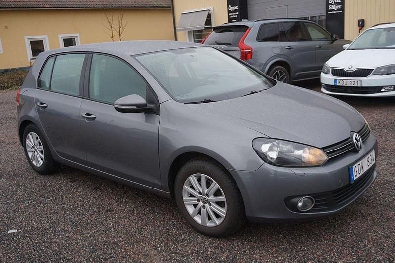 Grå Begagnad 2010 VW Golf Halvkombi | 49 900 kr (Marknadspris) - Bild 1/4