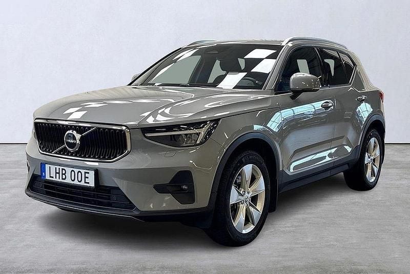 Grå Begagnad 2023 Volvo XC40 Core SUV | 349 900 kr (Marknadspris) - Bild 1/4